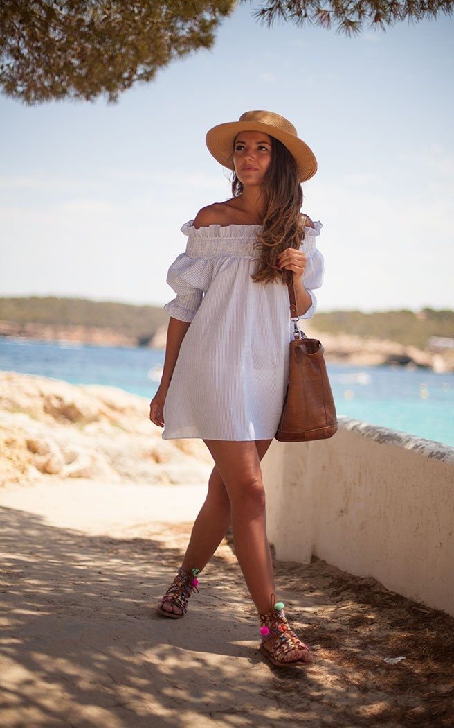 Fashionable dresses that women need to have when traveling in the summer 3